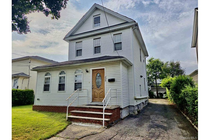 View of front of home featuring a front yard
