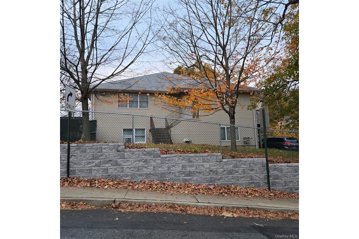 View of front of property featuring a fenced front yard