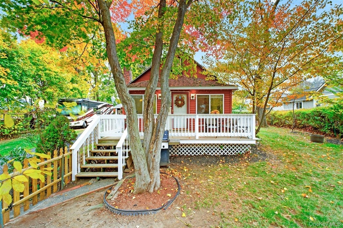 20 Heathcote Road is a charming 3 bedroom, 1.5 Bath Cape w/BONUS Den/Office