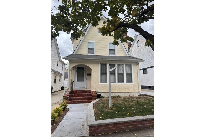View of front facade with a porch