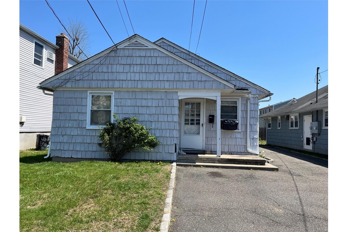 View of front of house featuring a front yard