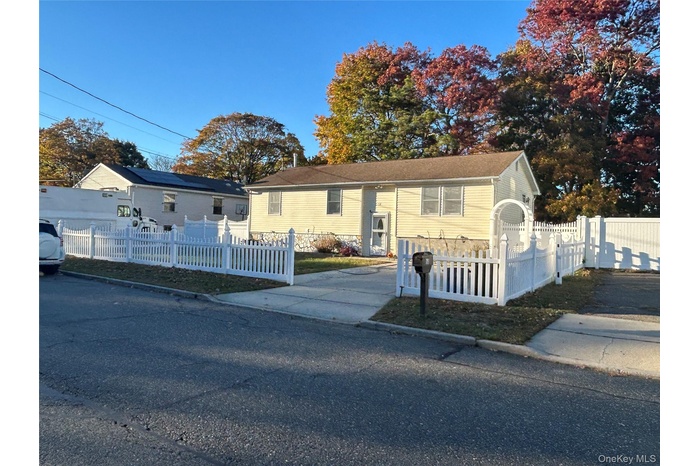 View of front of home featuring a fenced front yard
