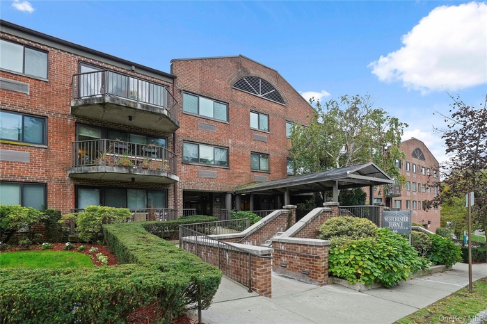 View of apartment building / complex
