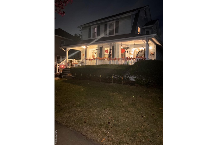 View of front of house featuring a yard