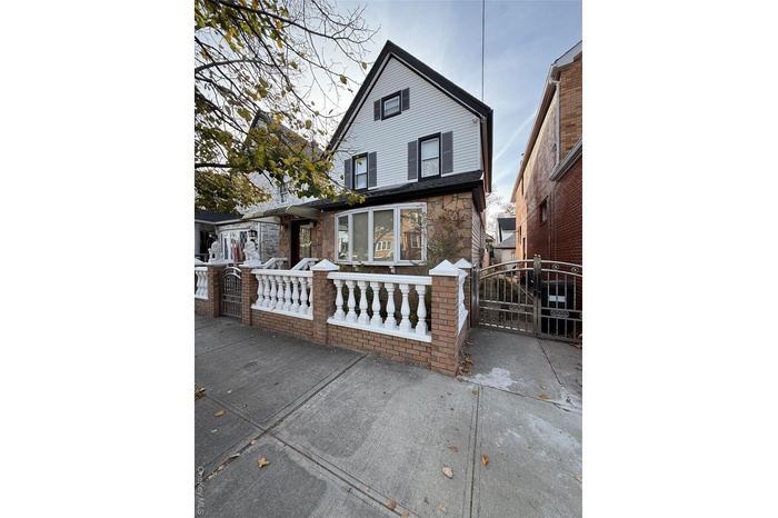 View of front of house featuring a gate and a fenced front yard