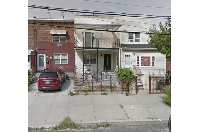 Traditional-style house with a fenced front yard and a balcony