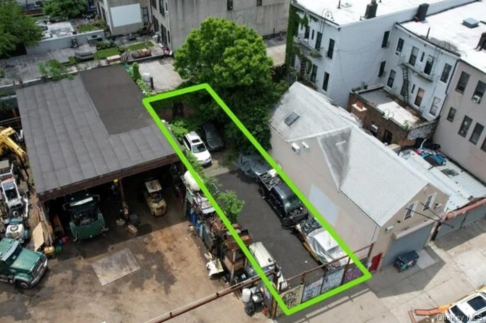 Aerial view of property and surrounding area with property boundaries highlighted