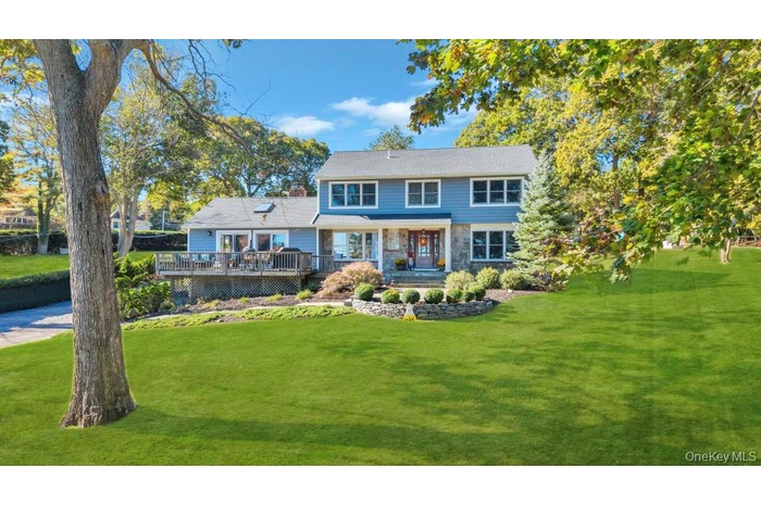 View of front of property featuring a front yard