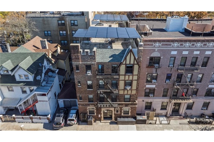 Bird's eye view of apartment complex / building