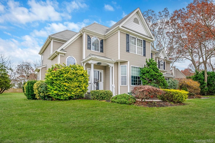 View of front facade featuring a front yard