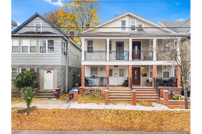 View of front of home featuring a porch