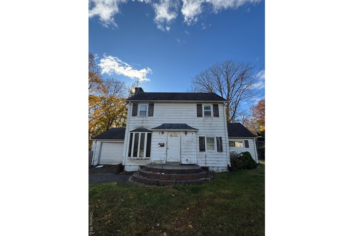 View of front of property featuring a front lawn