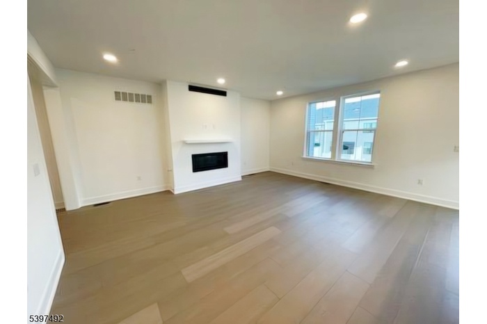 Great Room w Fireplace