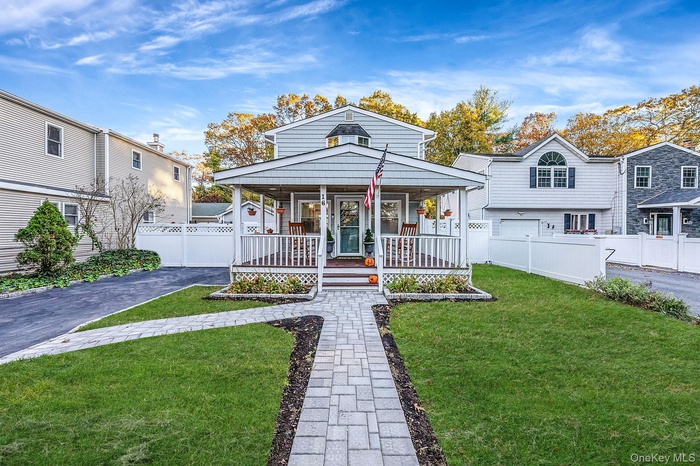 View of front of house with covered porch and driveway