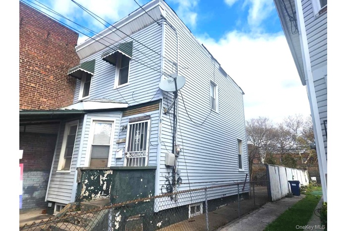 View of home's exterior