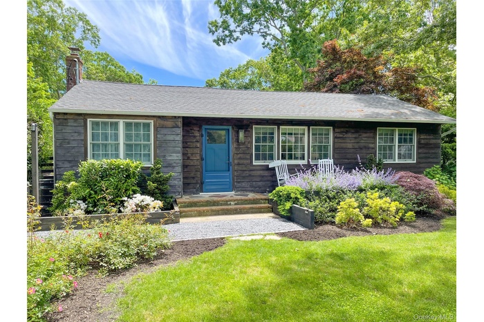 Single story home with a front yard