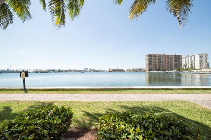 Unobstructed Intracoastal View