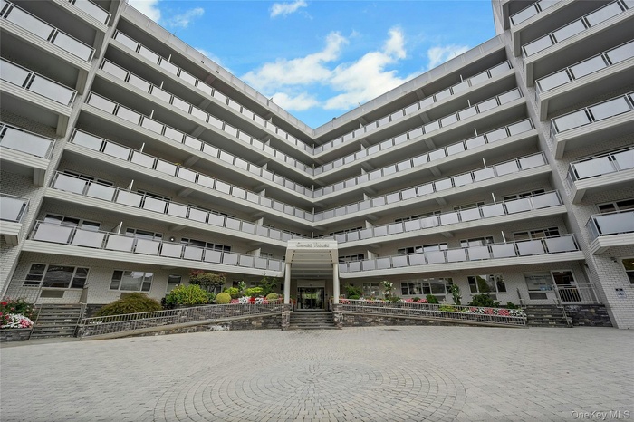 View of apartment building / complex