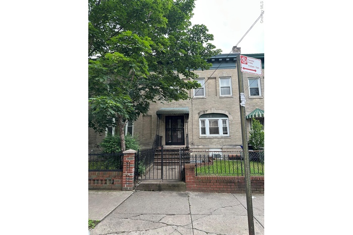 View of front of house with a gate and a fenced front yard