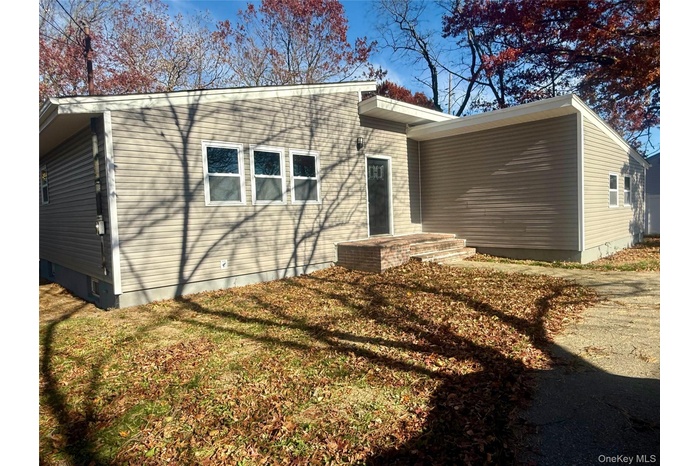 View of front facade featuring a front lawn