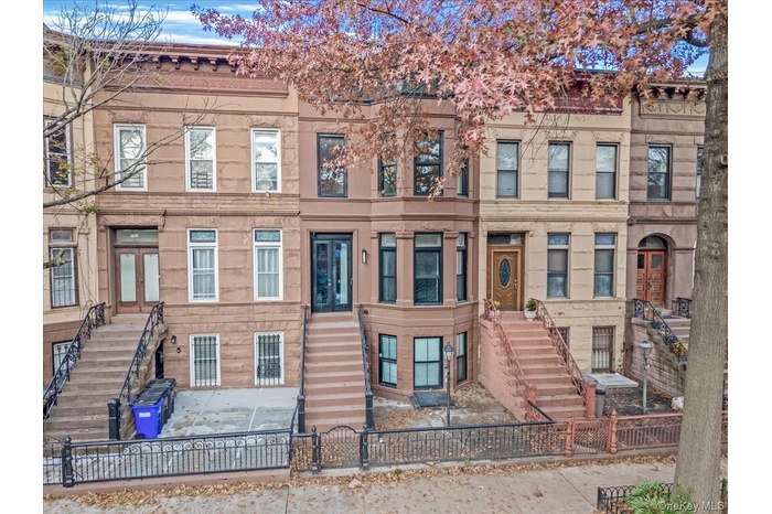 View of front of home featuring a gate and a fenced front yard