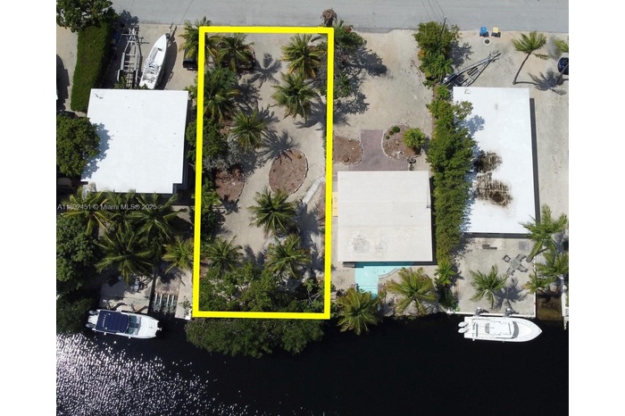 Deep water buildable lot
Close to Miami...4 lane US1 access