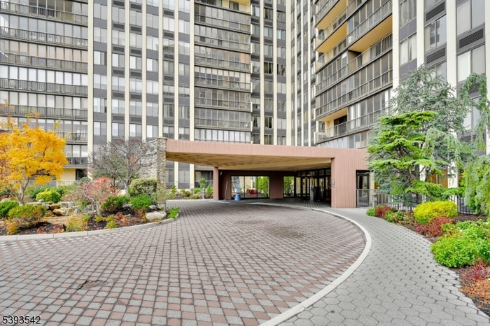 31-STORY, LUXURY HIGH-RISE