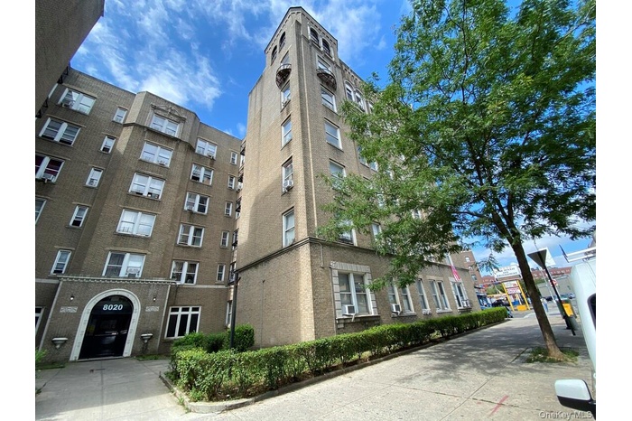 View of apartment building / complex