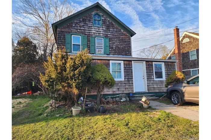 View of front of home featuring a front lawn