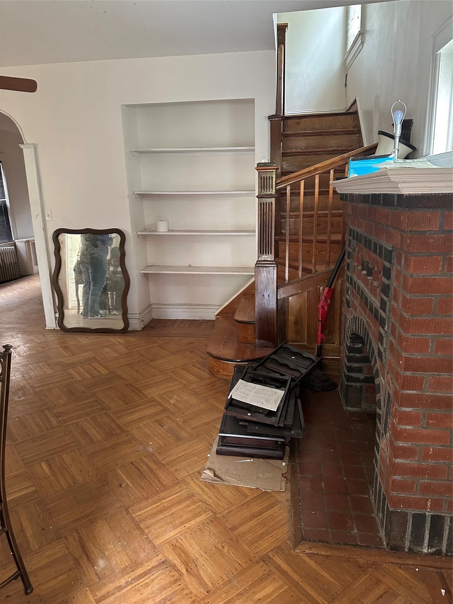 Living room featuring arched walkways