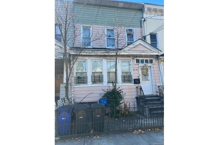 View of front facade with a fenced front yard