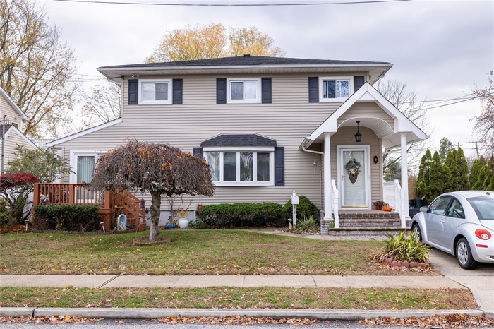 View of front facade featuring a front yard
