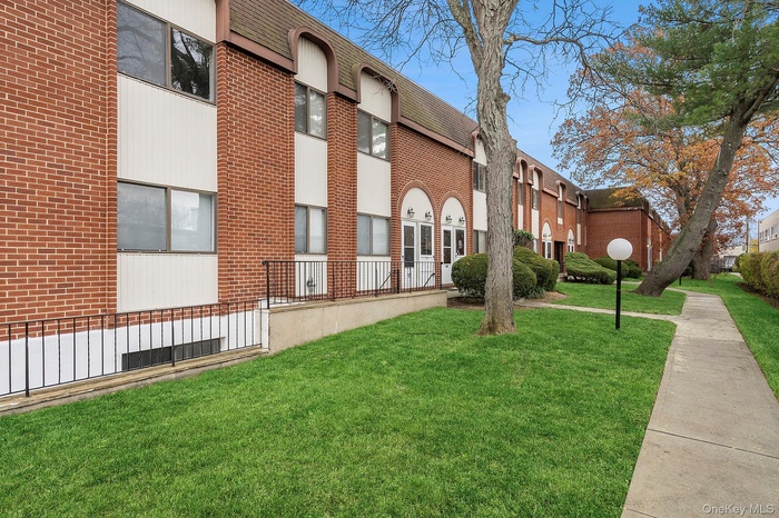 View of apartment building / complex