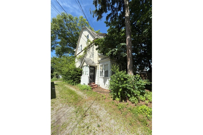 View of front of home with entry steps