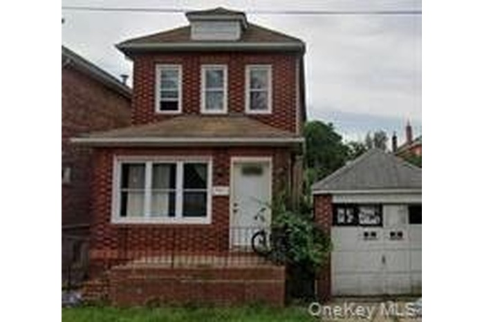 View of front facade featuring an outdoor structure