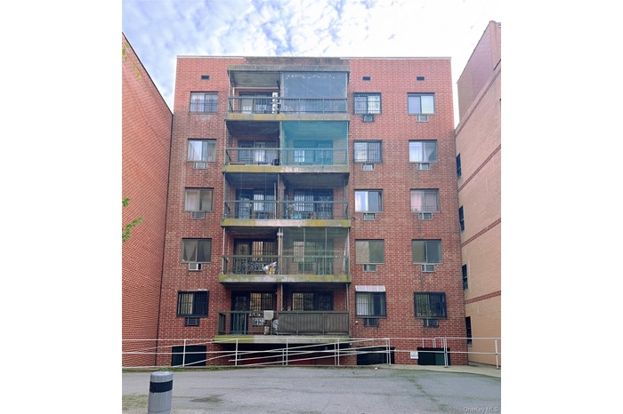View of apartment building / complex