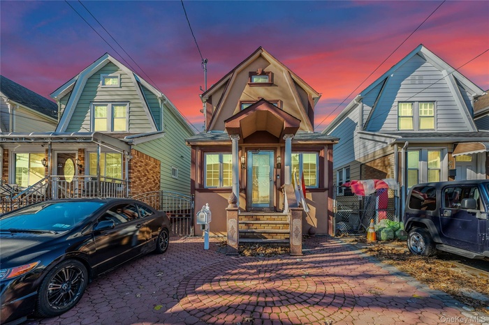 Colonial inspired home with a gambrel roof and a shingled roof