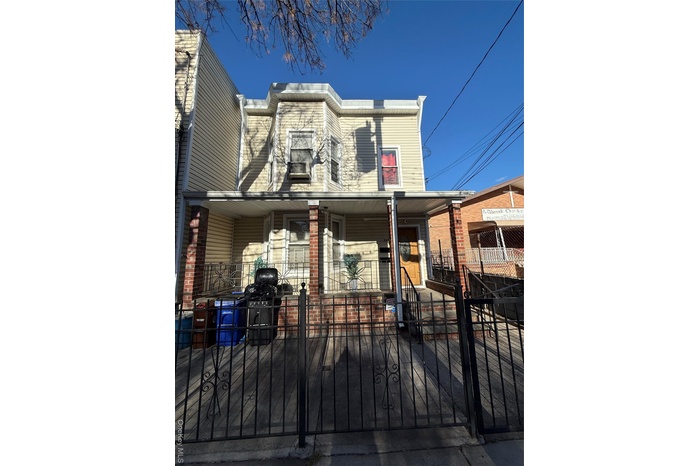 View of front of house featuring a fenced front yard, a porch, and a gate