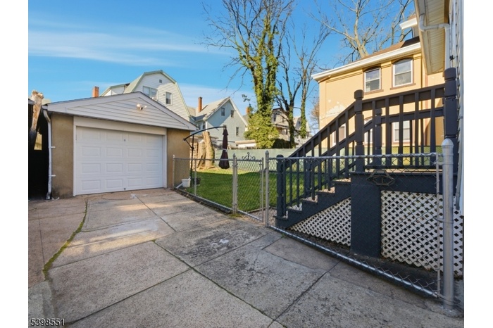 GARAGE /PARKING SPOT