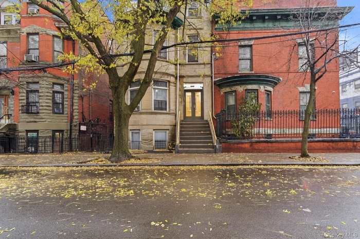 View of front of home featuring a fenced front yard
