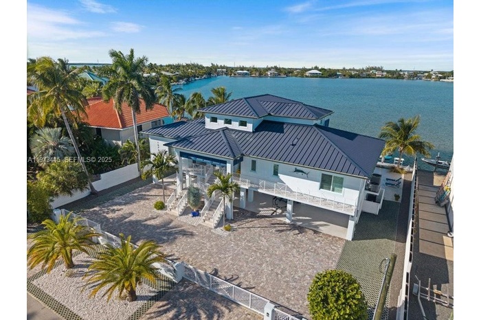 16745 Tamarind Rd Sugarloaf Key
Exquisite Florida Keys living on a Grand Scale!