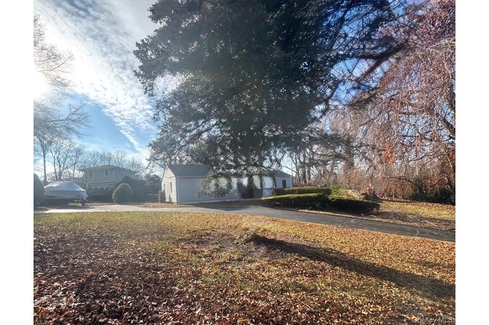 View of front facade featuring driveway