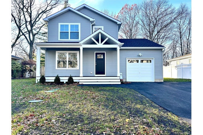 View of front facade with an attached garage and driveway
