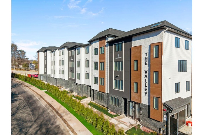 View of apartment building / complex