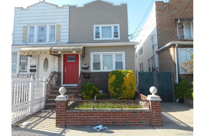 View of front of home featuring a fenced front yard