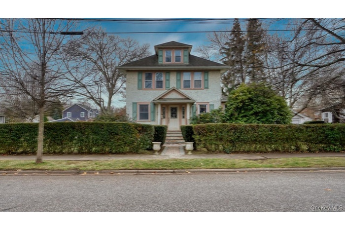 View of american foursquare style home