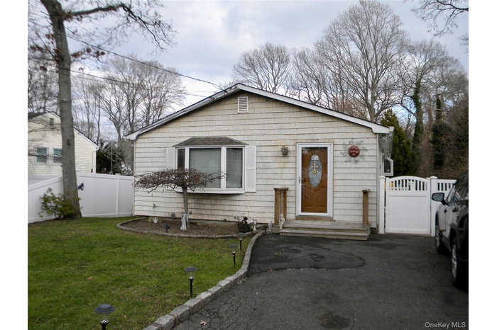 Bungalow with a gate
