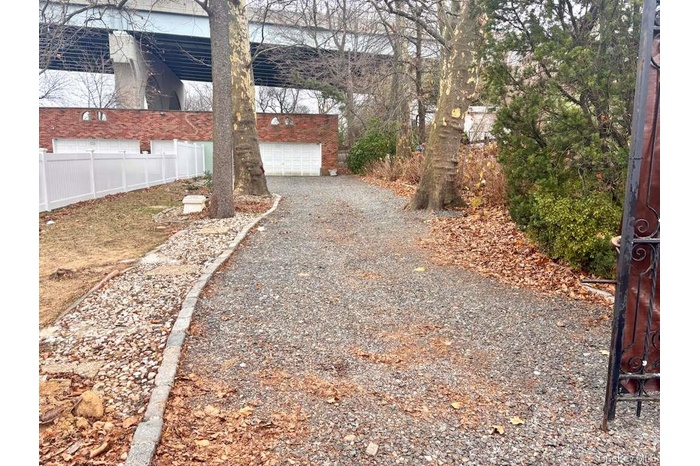 5500 Sq ft buildable lwith unobstructed Bridge & Water views from exterior of home.