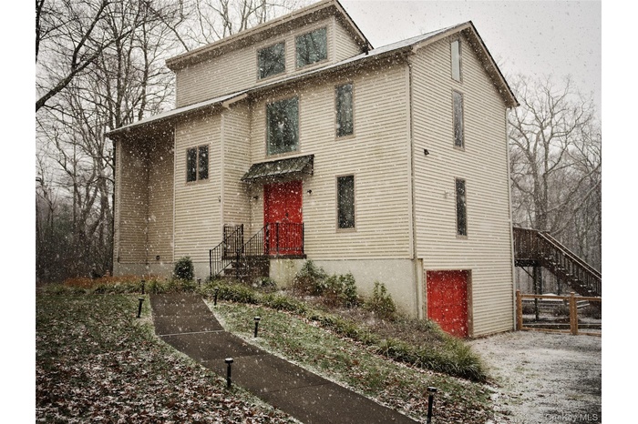 View of american foursquare style home