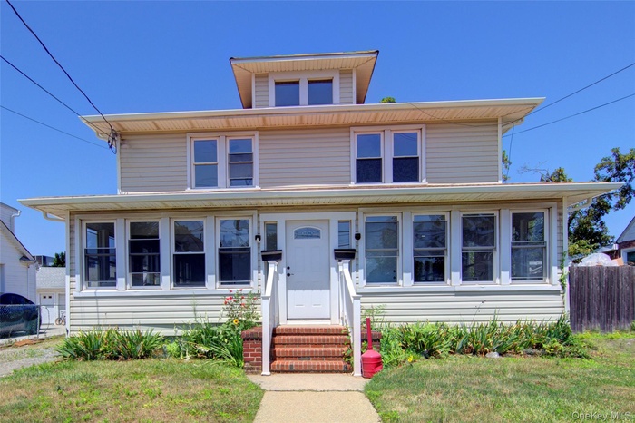 American foursquare style home featuring entry steps